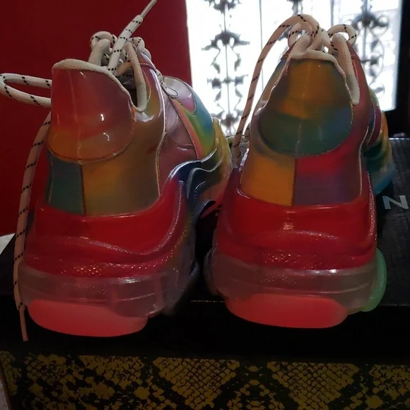 Sneakers - Picture 4 of 5